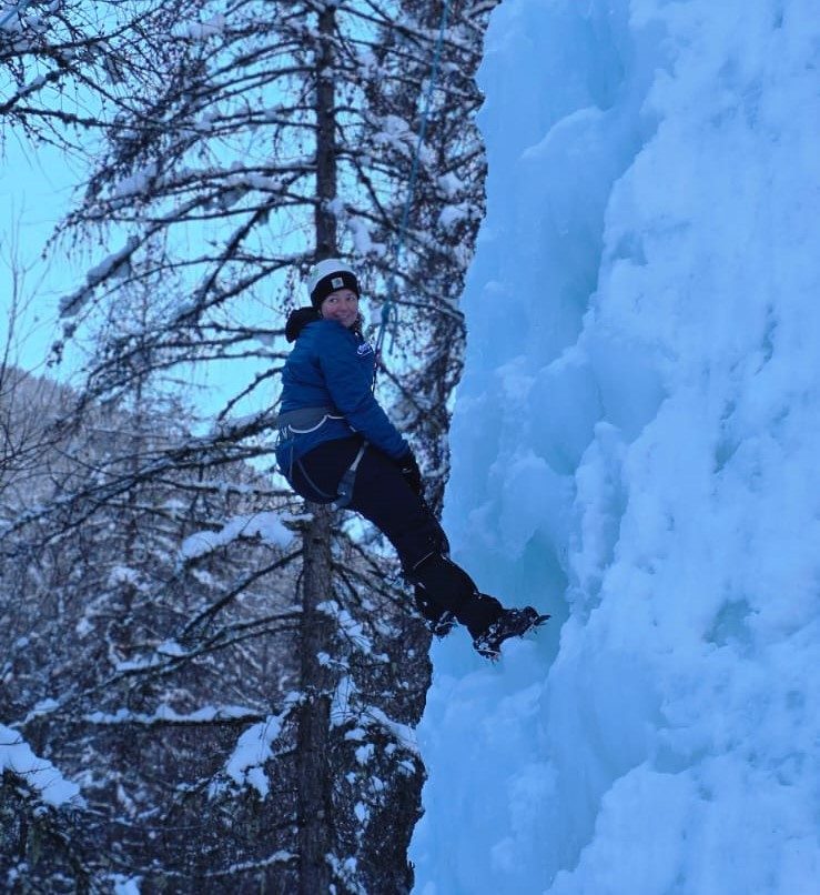 Esther tijdens een winterweek van Powder Days Foundation