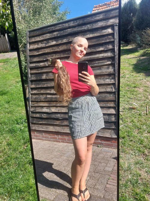 Spiegel-selfie na haarverlies door behandeling